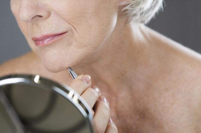 Comment éliminer définitivement les poils au menton à Paris 14